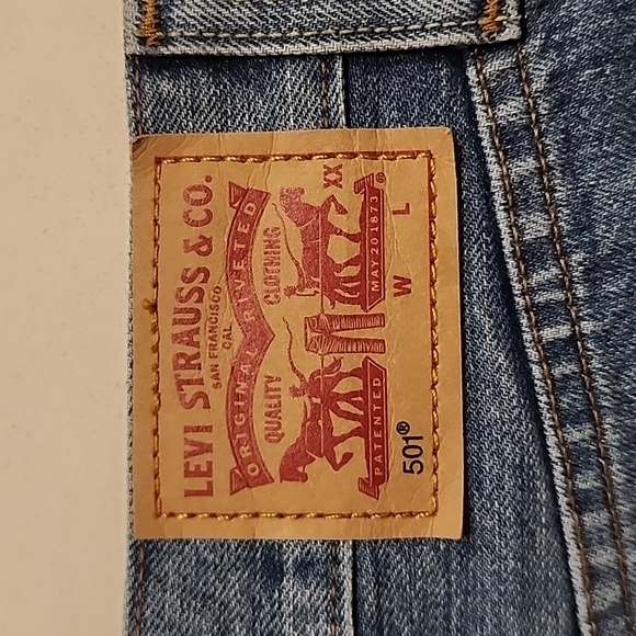 Excellent condition blue size US 26 Levi's denim shorts - Picture 3 of 5